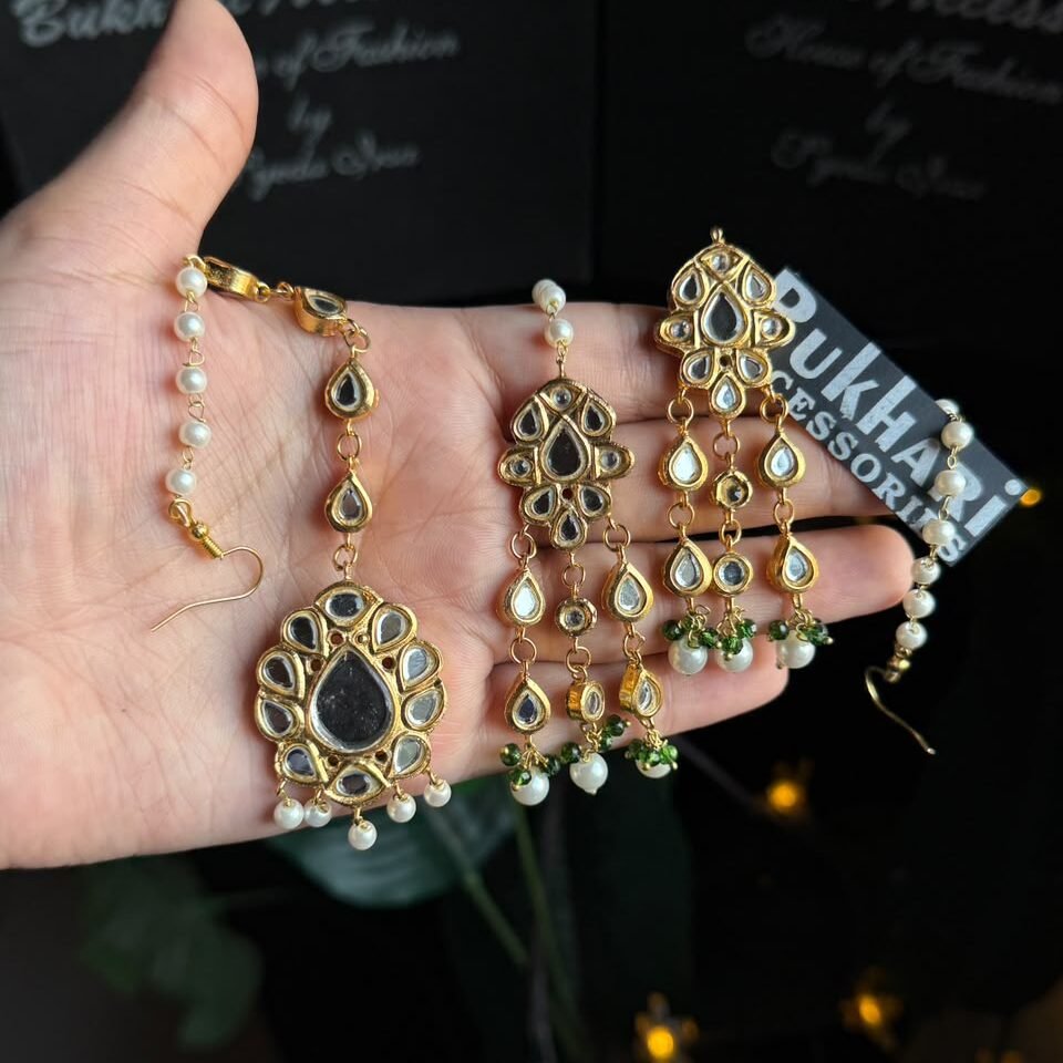 Sheela Earrings And Teeka